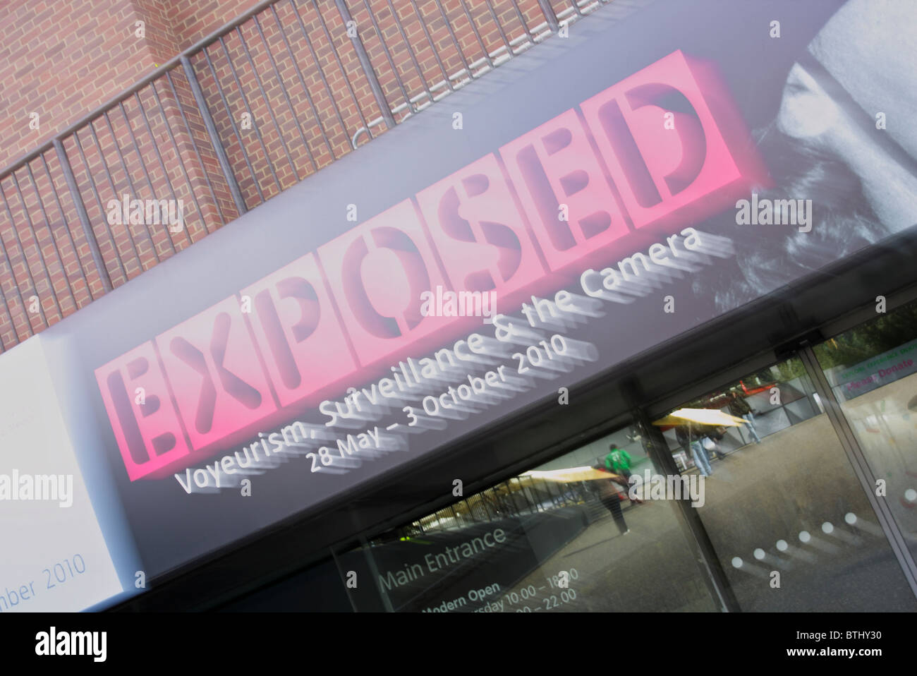 Esposta la manifestazione che si è svolta presso la galleria d'arte Tate Modern di Londra, qui un leggero spostamento della coppa e il metodo è stato utilizzato. Foto Stock
