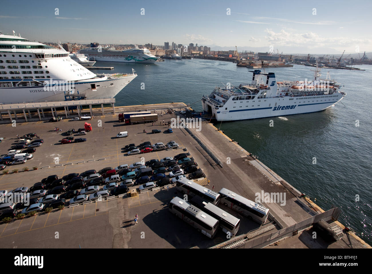 Arrivo mattutino del traghetto ro-ro passeggeri/auto da Palermo a Napoli Italia Foto Stock
