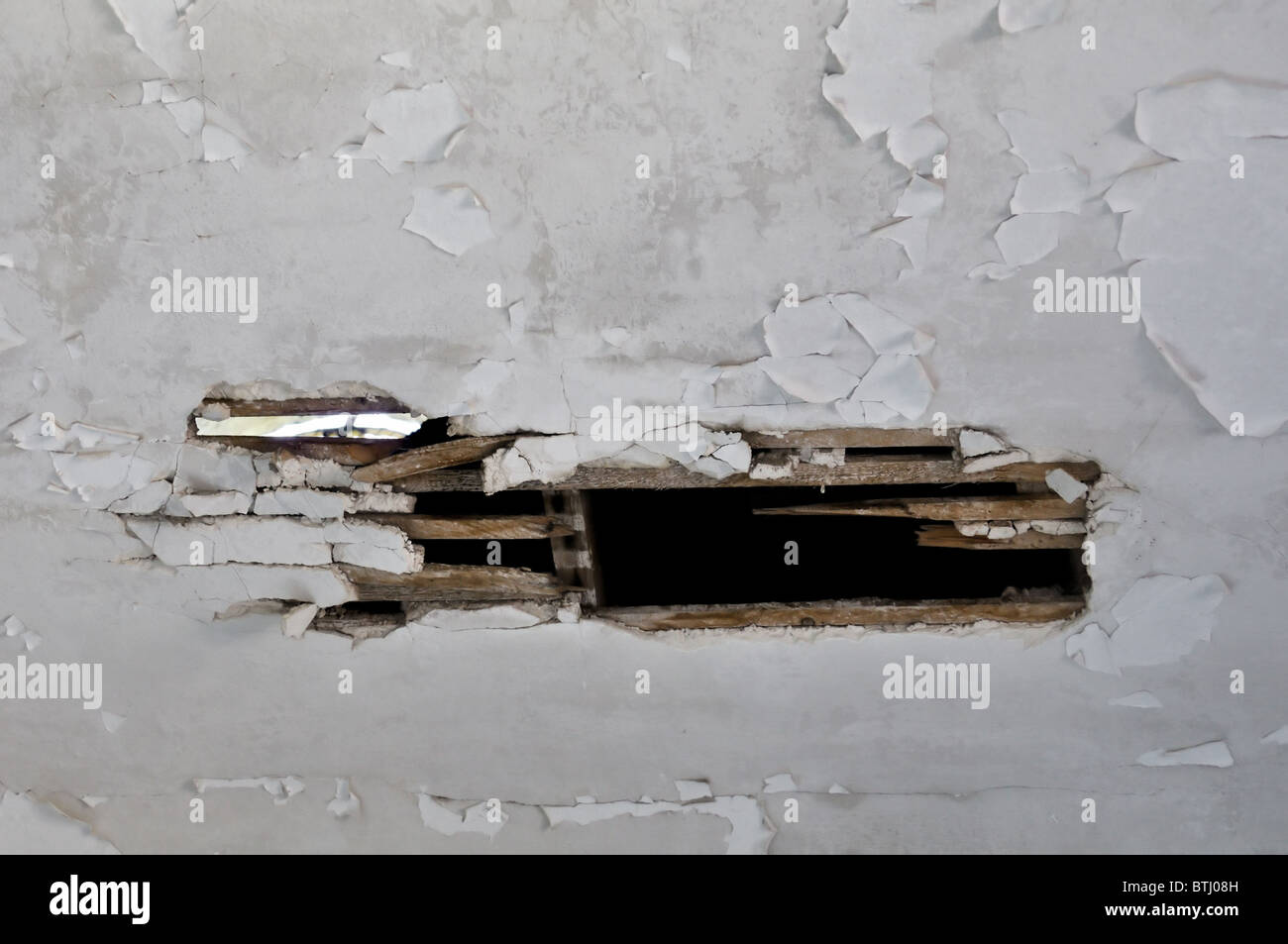 Rotture di soffitto in legno in casa abbandonata interni. Peeling sfondo di vernice. Foto Stock