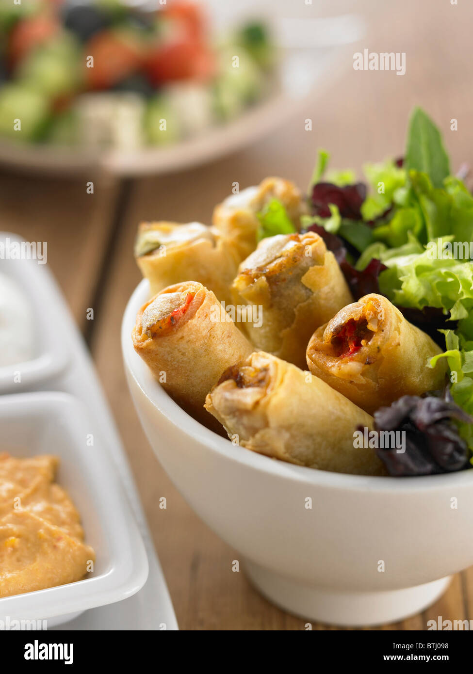 Mini taquitos vegetali con insalata greca Foto Stock