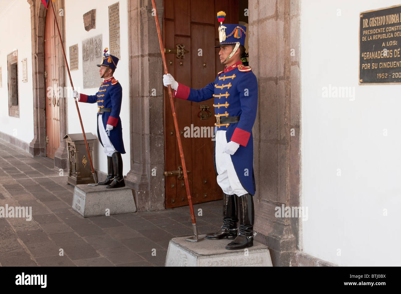 Le protezioni al palazzo presidenziale, Piazza Indipendenza, Quito Ecuador Foto Stock