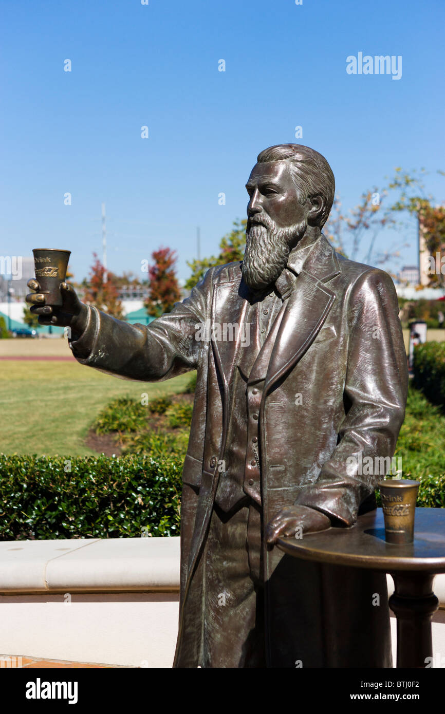 Statua di John Pemberton (inventore della Coca Cola) al di fuori del Mondo di Coca Cola, Pemberton posto, Atlanta, Georgia, Stati Uniti d'America Foto Stock