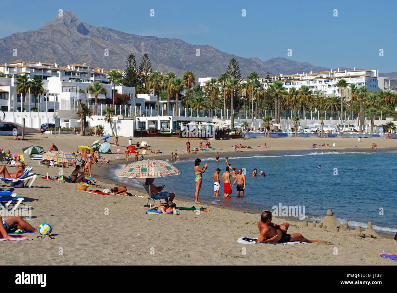 I turisti sulla Spiaggia Puerto Banus a Marbella, Costa del Sol, provincia di Malaga, Andalusia, Spagna, Europa occidentale. Foto Stock