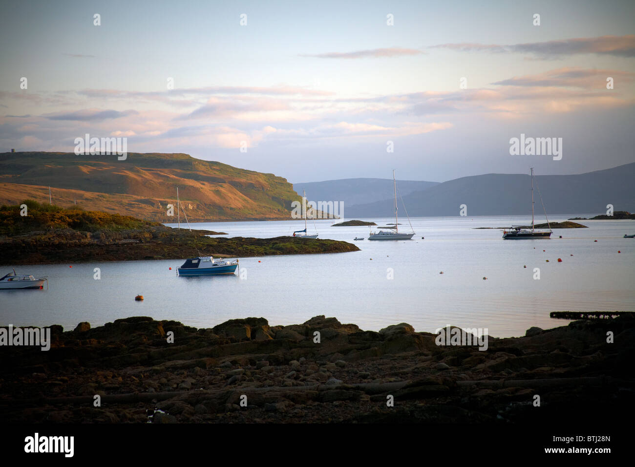 Vedute del lungomare a Millport sull'Isola di Cumbrae. Con l'isola di Arran in distanza. Ayrshire, Scoltland Foto Stock
