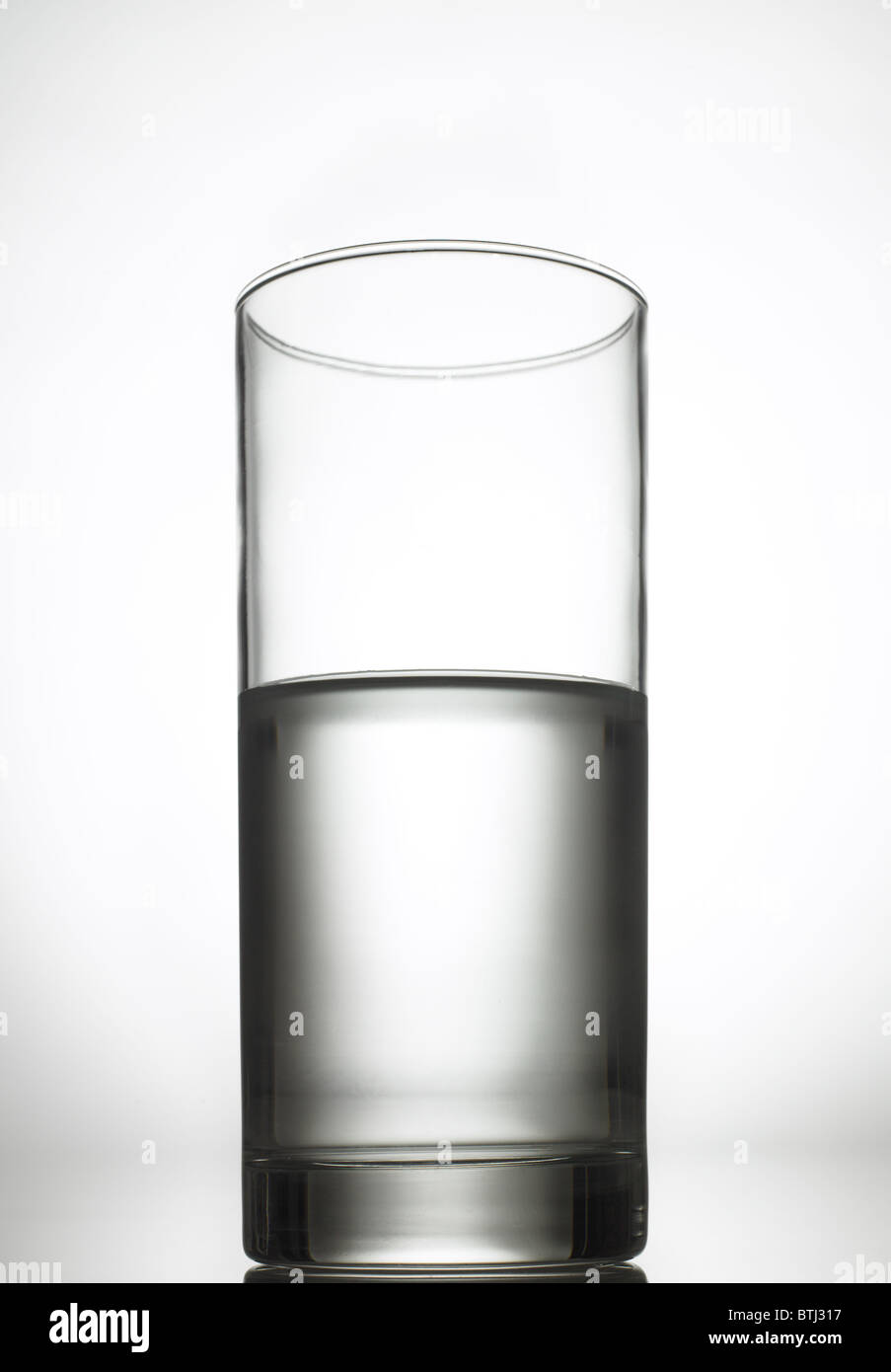 Mezzo bicchiere pieno di acqua Foto Stock