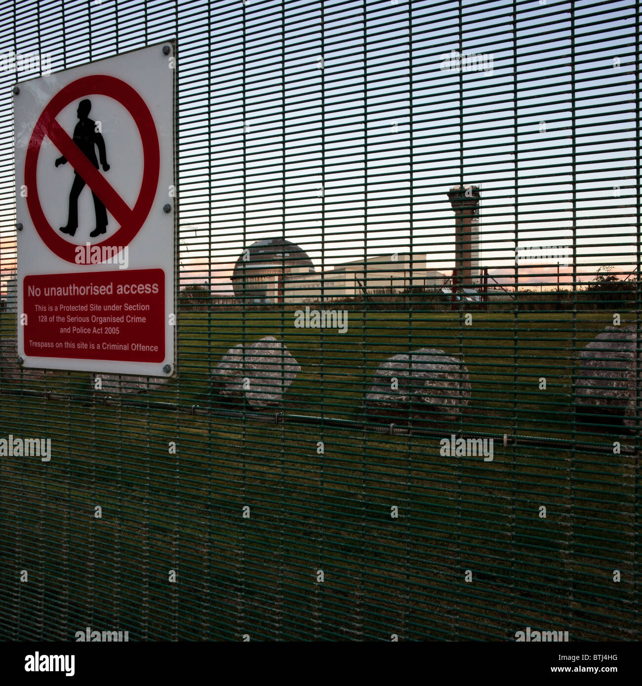 Recinzione di sicurezza intorno al ridondante reattore nucleare & impianto di ritrattamento di Sellafield. (Focus sul recinto e firma) Foto Stock