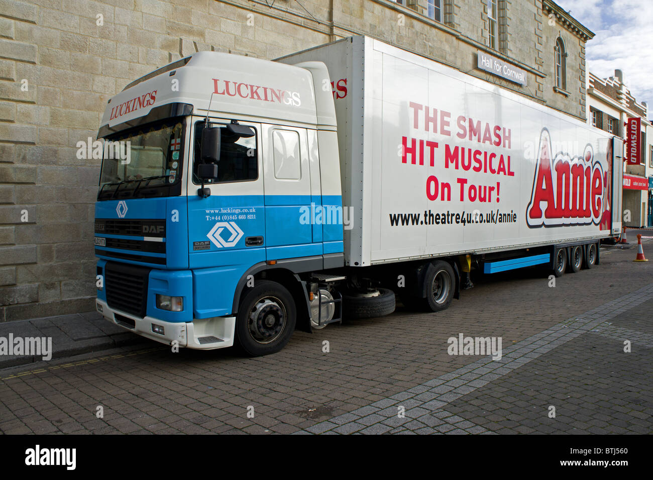 La hit musical ' Annie ' Attrezzatura palco carro per la consegna al di fuori di un teatro in Truro, Cornwall, Regno Unito Foto Stock