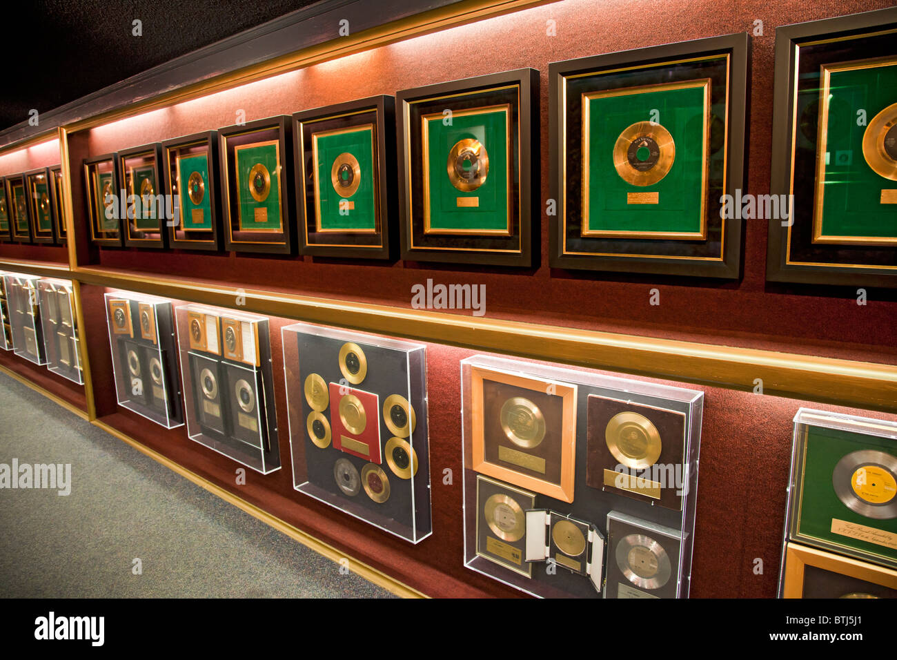La sala d'oro del Trofeo in costruzione la casa di Elvis Presley, Graceland, visualizzazione di oro e platino dischi e altri premi. Foto Stock