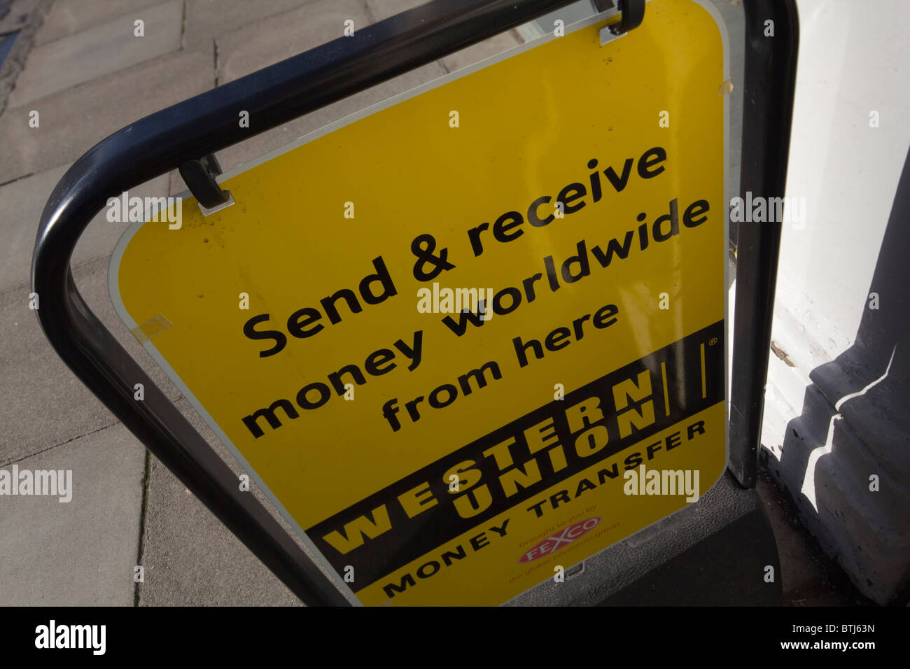 Western Union segno per inviare e ricevere denaro in tutto il mondo Foto Stock
