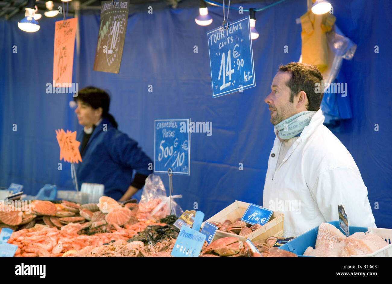Pescherie sul pesce fresco in stallo, Coulommiers street market vicino a Parigi, Ile de France Francia Foto Stock
