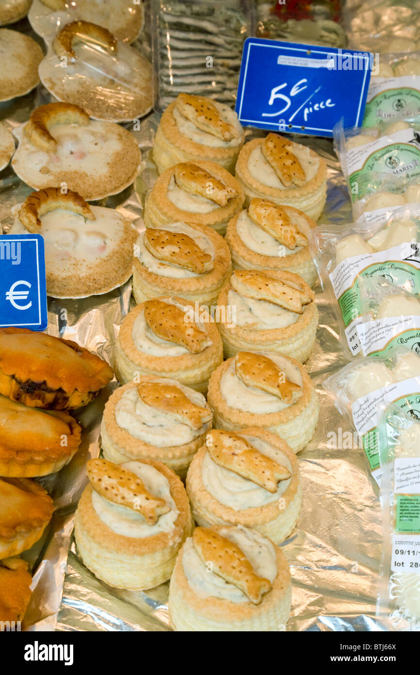 Pesce vol-au-vent per la vendita su un pesce in stallo nel mercato francese delle città di Coulommiers vicino a Parigi, Ile de France Francia Foto Stock