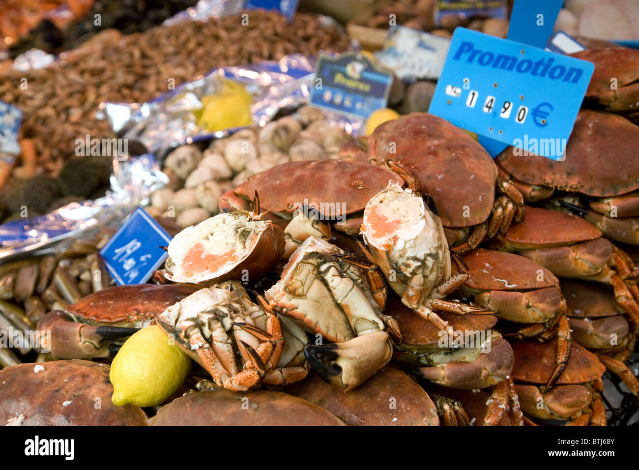 Granchi su un pesce in stallo nel mercato francese delle città di Coulommiers vicino a Parigi, Ile de France Francia Foto Stock
