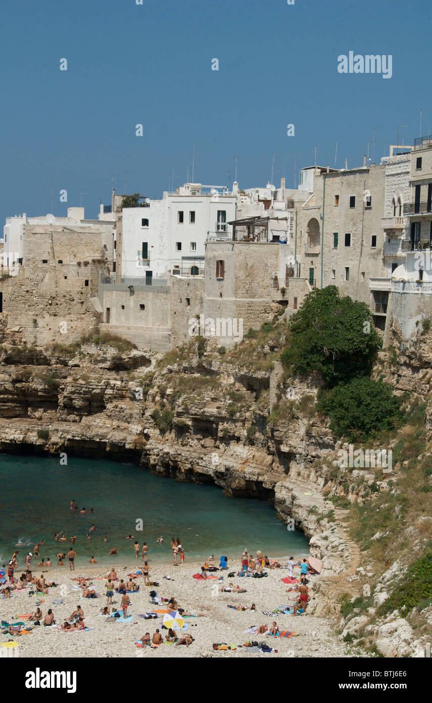 La Bellissima Spiaggia Di Polignano A Mare Guardando Verso