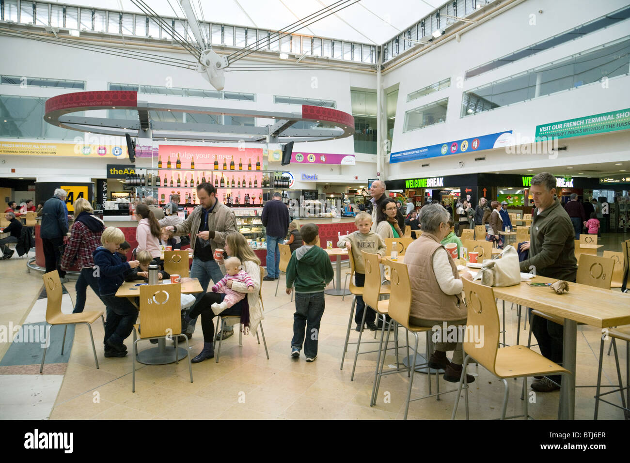 Persone in attesa per il loro tramite il treno Eurotunnel (Channel Tunnel); l'Inghilterra Terminale, Eurotunnel, Folkestone Regno Unito Foto Stock