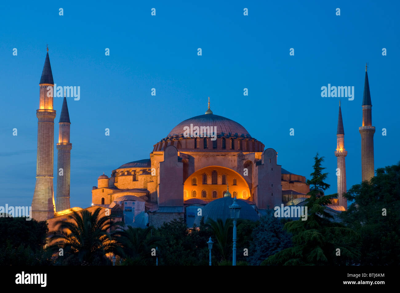 Haghia Sophia o la chiesa di saggezza santa illuminata di notte, Sultanahmet, Istanbul, Turchia Foto Stock