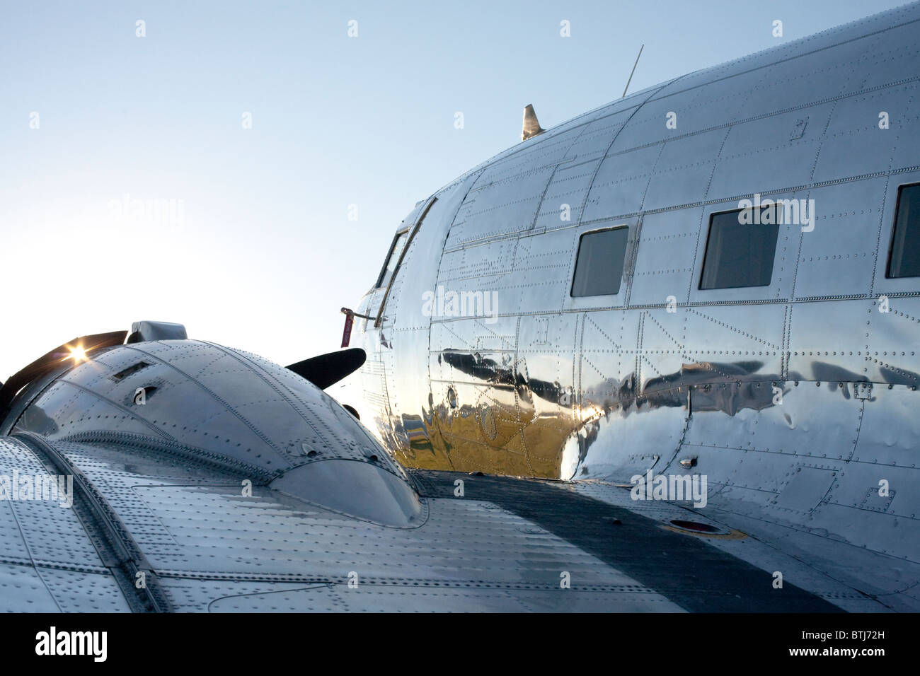 Un perfettamente mantenuto e lucidati DC3 al tramonto fotografata a AirVenture, Oshkosh, WI Foto Stock