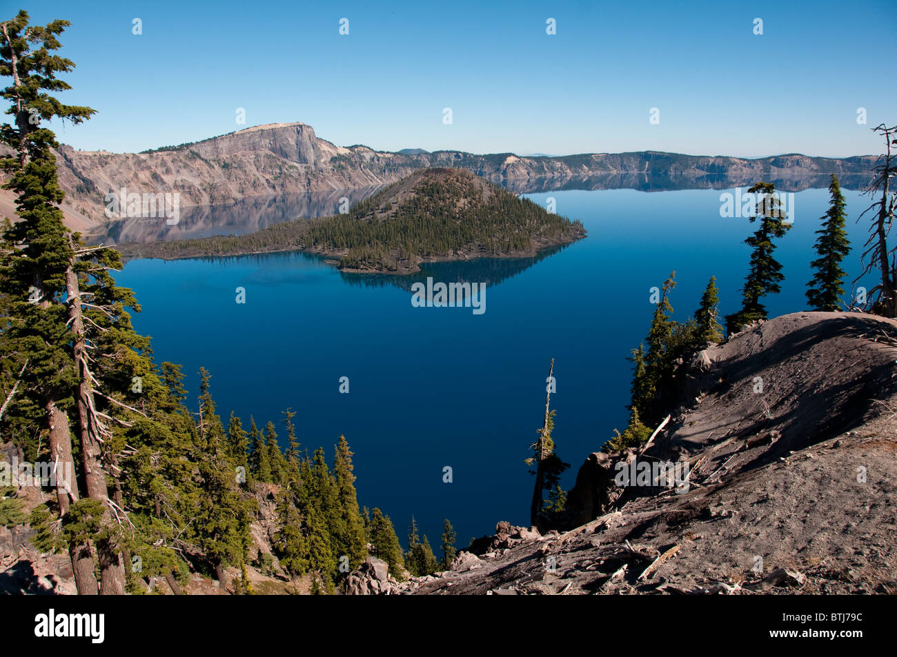 Parco nazionale di Crater Lake, Oregon, mostrando Wizard Island foto copyright Lee Foster. Foto # oregon-cratere-lago105746 oregon Foto Stock