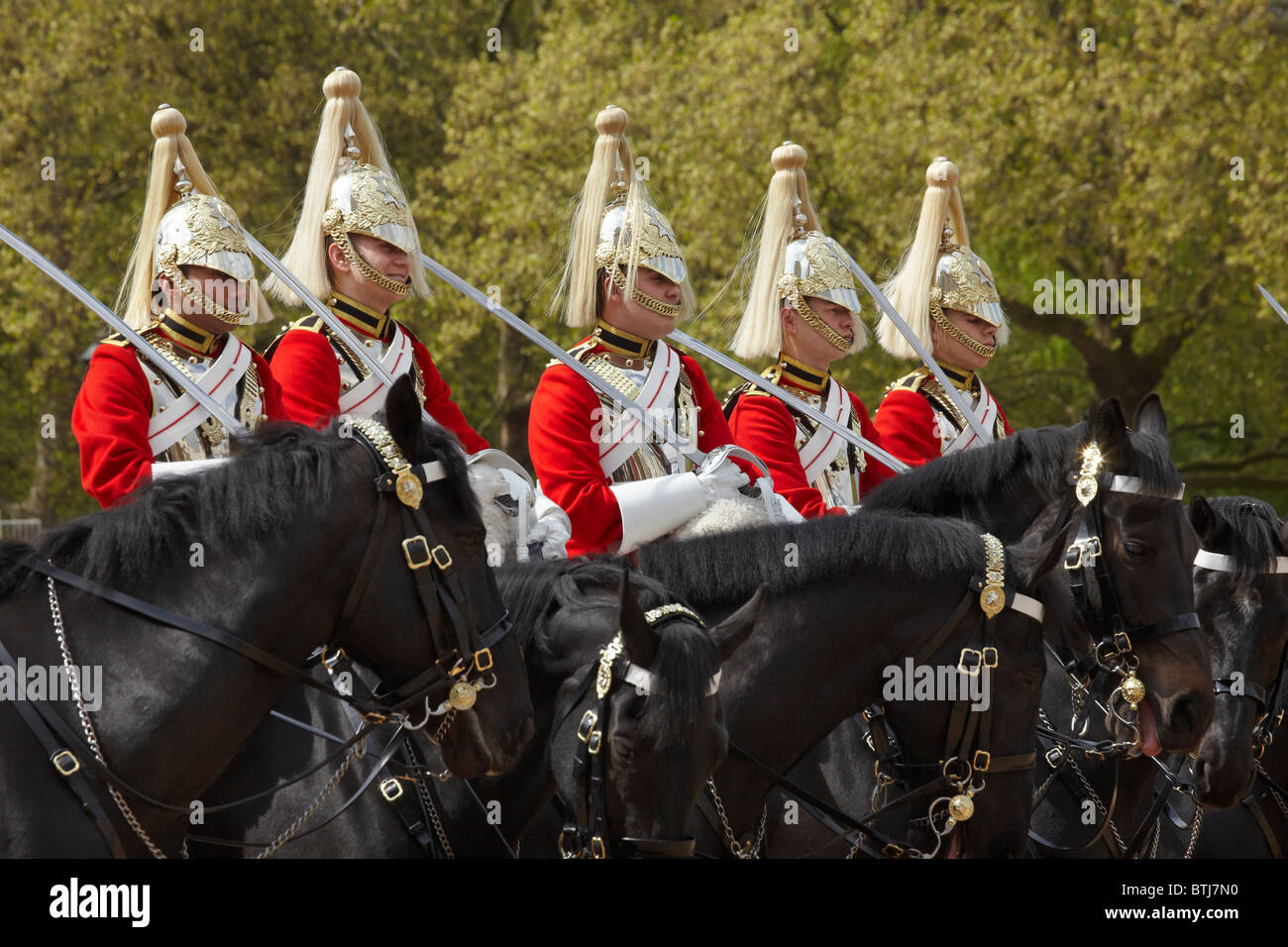 Famiglia britannica della cavalleria (vita delle guardie reggimento), Modifica del cavallo protezioni, Horse Guards, London, England, Regno Unito Foto Stock