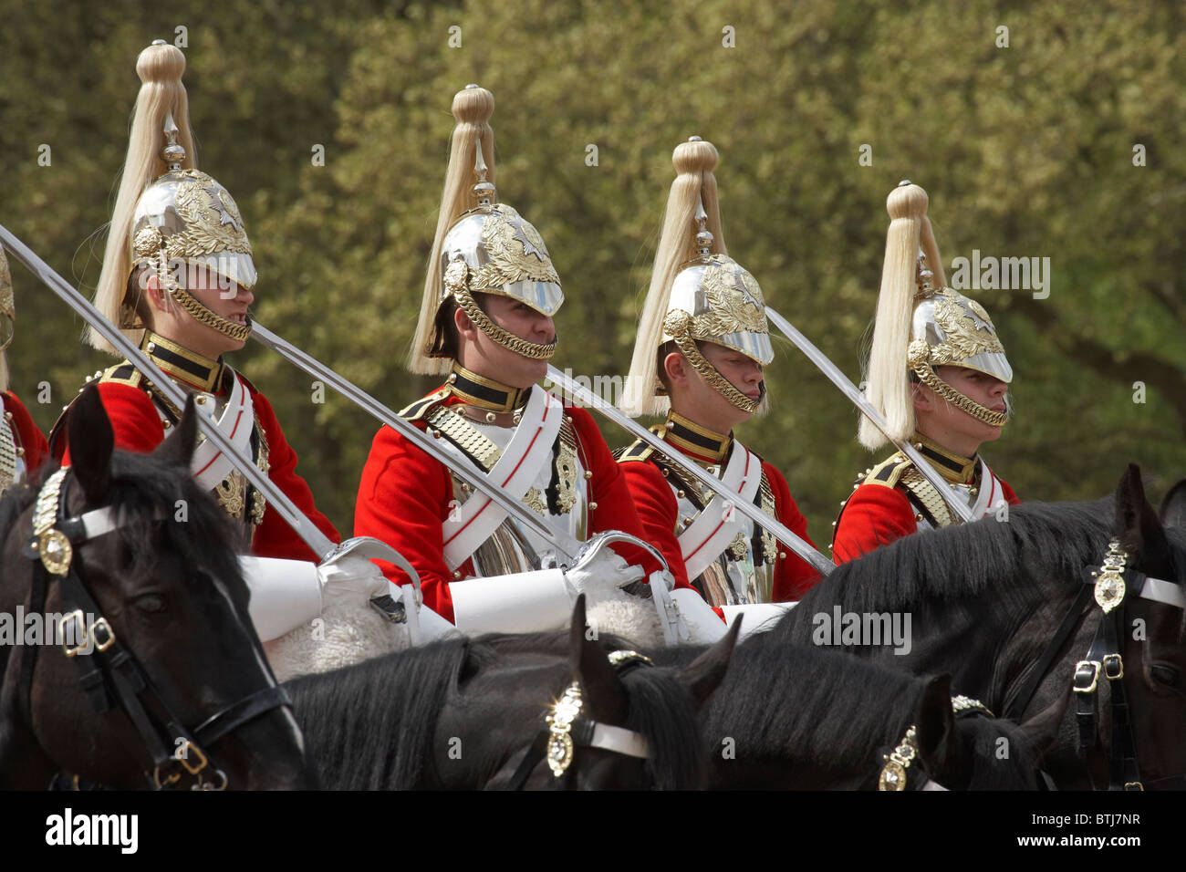 Famiglia britannica della cavalleria (vita delle guardie reggimento), Modifica del cavallo protezioni, Horse Guards, London, England, Regno Unito Foto Stock