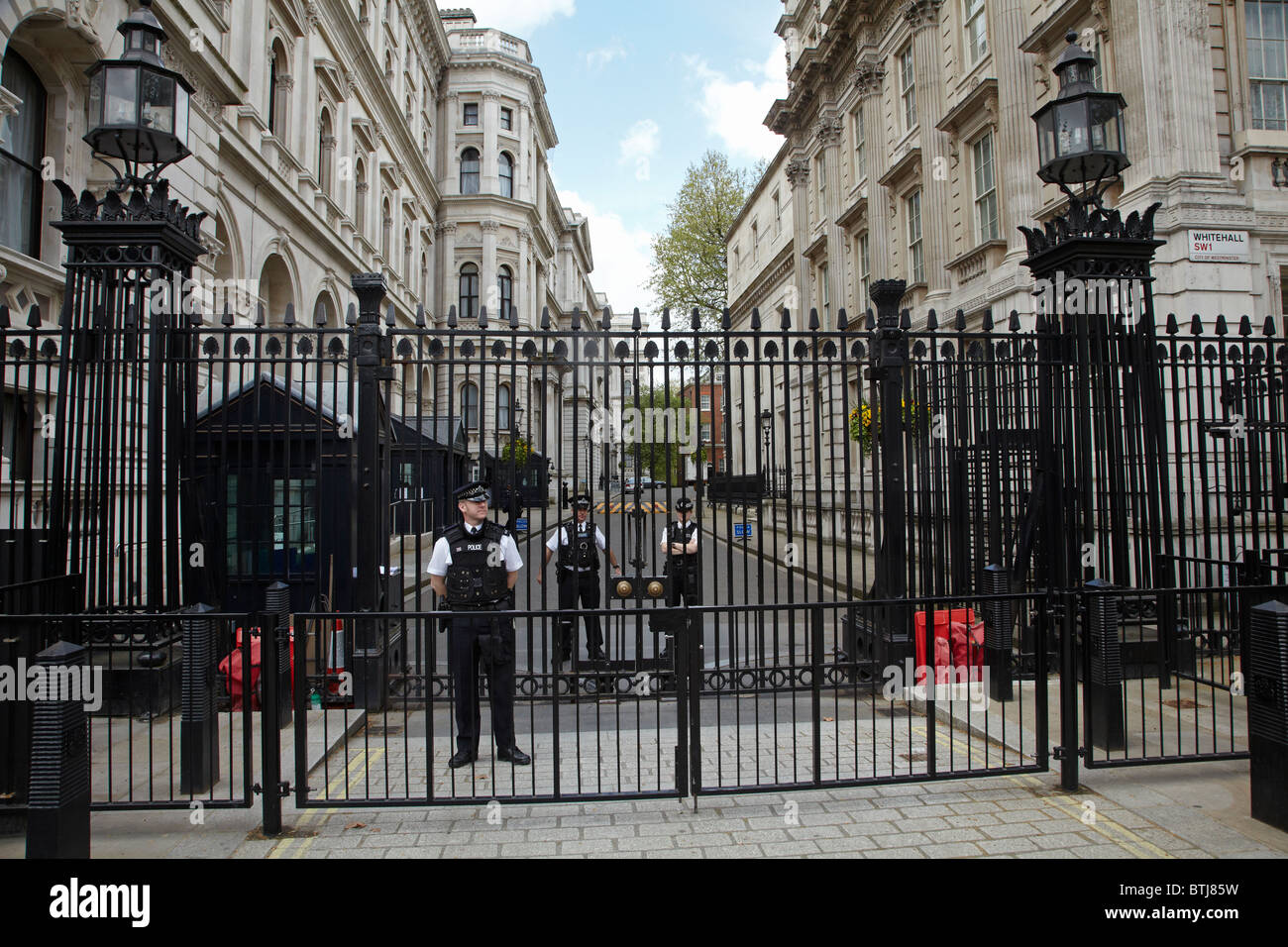 Cancelli e protezione di polizia a Downing Street, London, England, Regno Unito Foto Stock