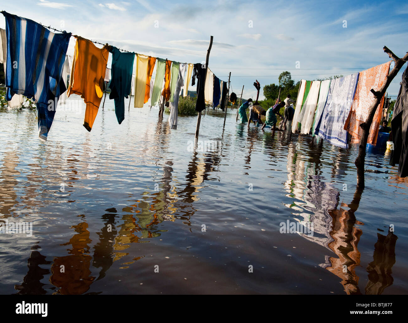 Popolo Indiano il bucato da un invaso fiume nella città di Puttaparthi, Andhra Pradesh, India Foto Stock