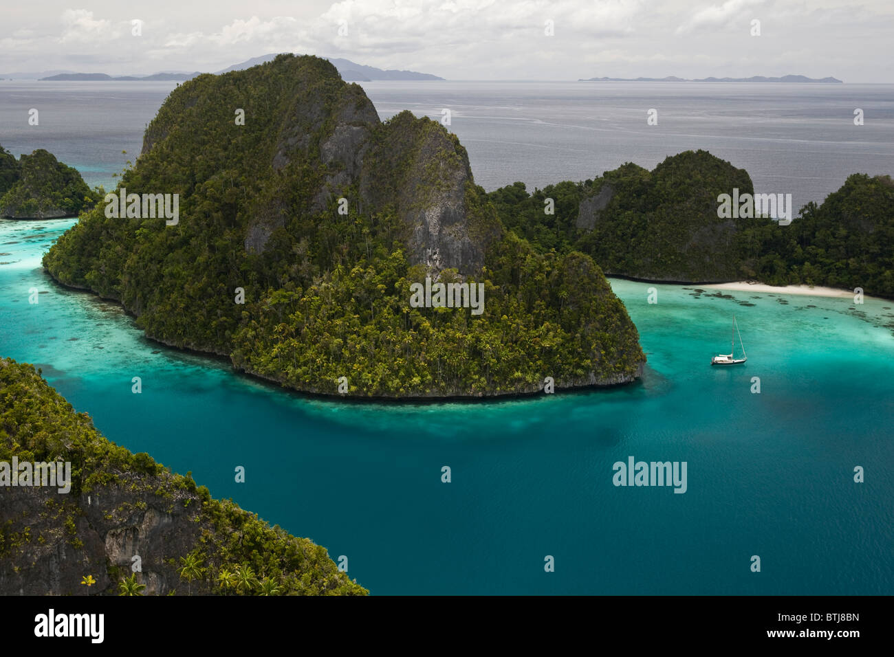 Drammatica isole calcaree fuori luogo del Pacifico orientale appena fuori Papua uccelli della penisola di testa. Foto Stock