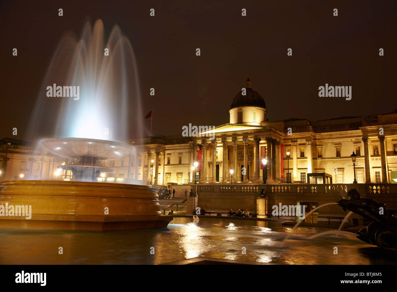 Fontana e la Galleria Nazionale di notte, Trafalgar Square, London, England, Regno Unito Foto Stock