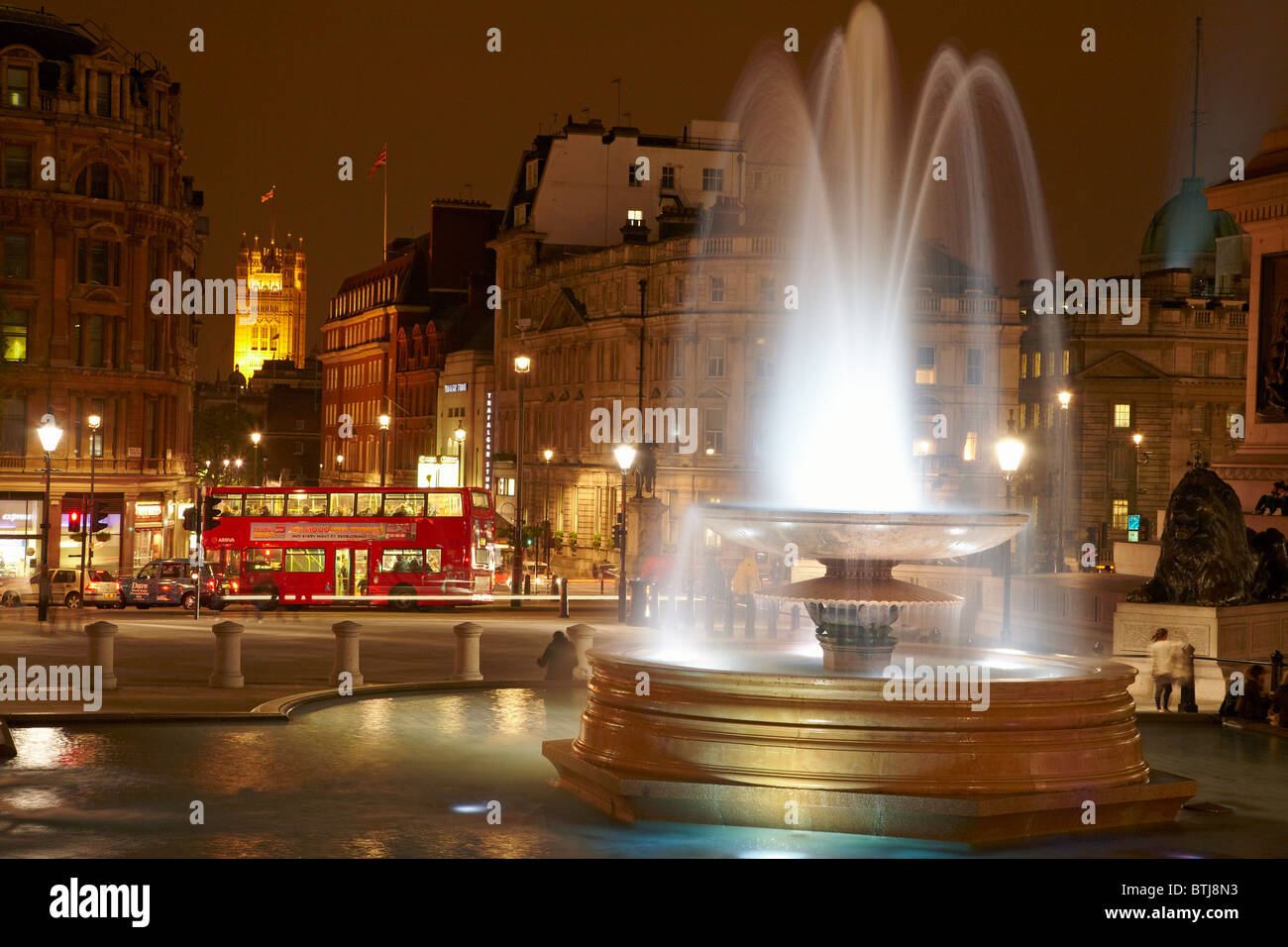 Fontana e bus, Trafalgar Square e la Casa del Parlamento, il London, England, Regno Unito Foto Stock