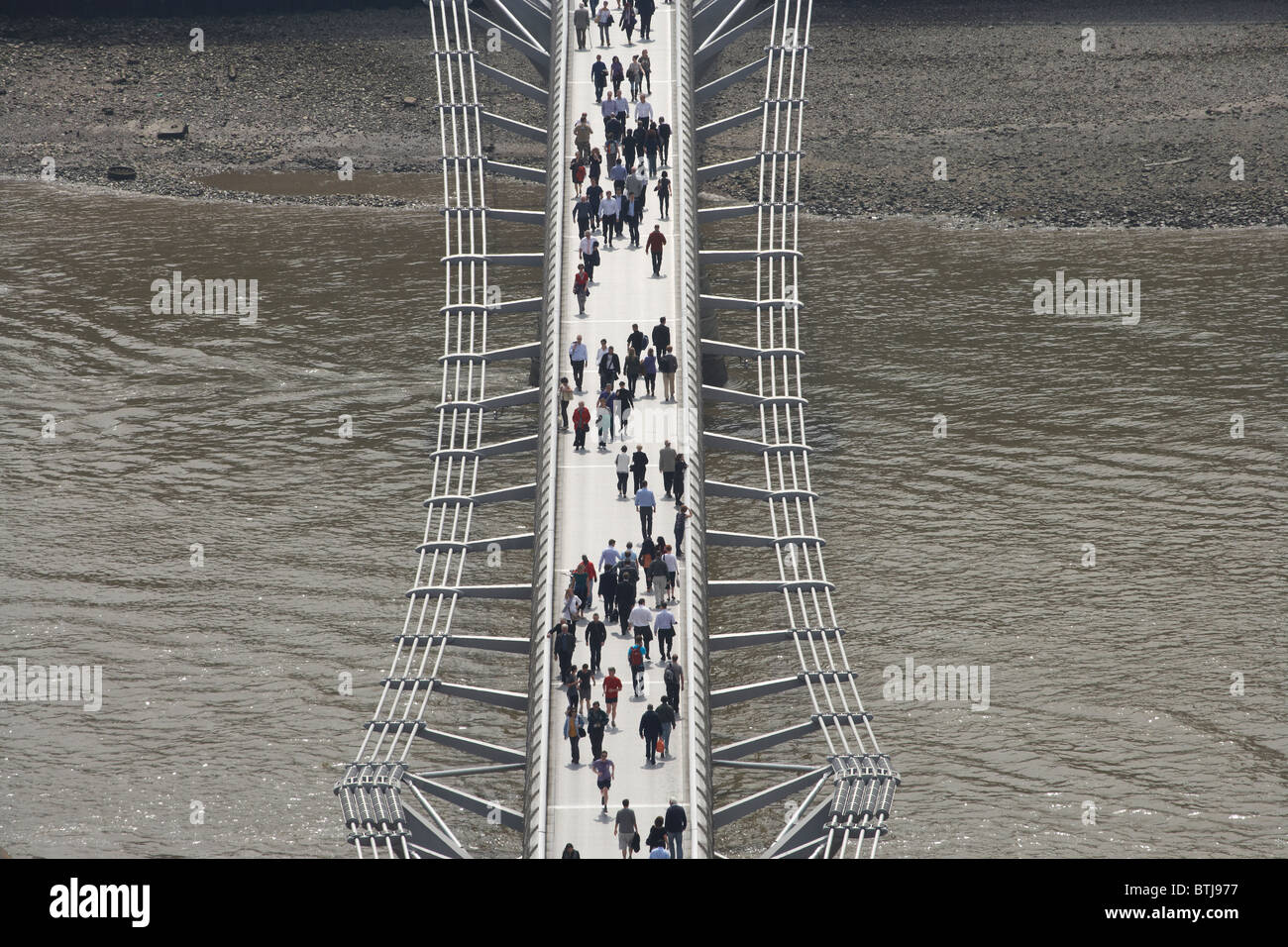 Millennium Footbridge e il fiume Tamigi, visto dalla Cattedrale di St Paul, Londra, Inghilterra, Regno Unito Foto Stock