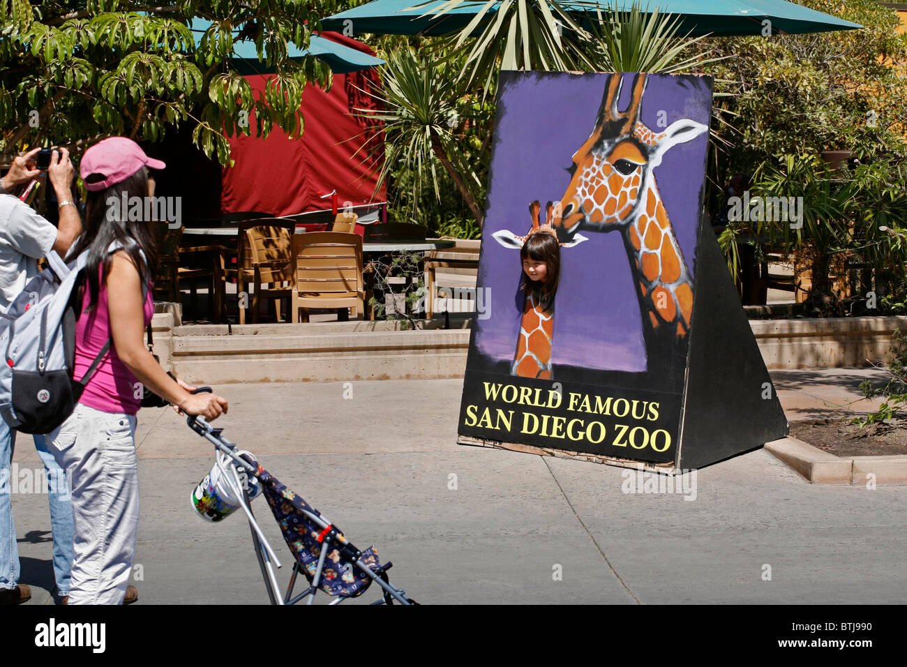 Una giovane ragazza prende la sua foto scattata allo Zoo di San Diego - California Foto Stock