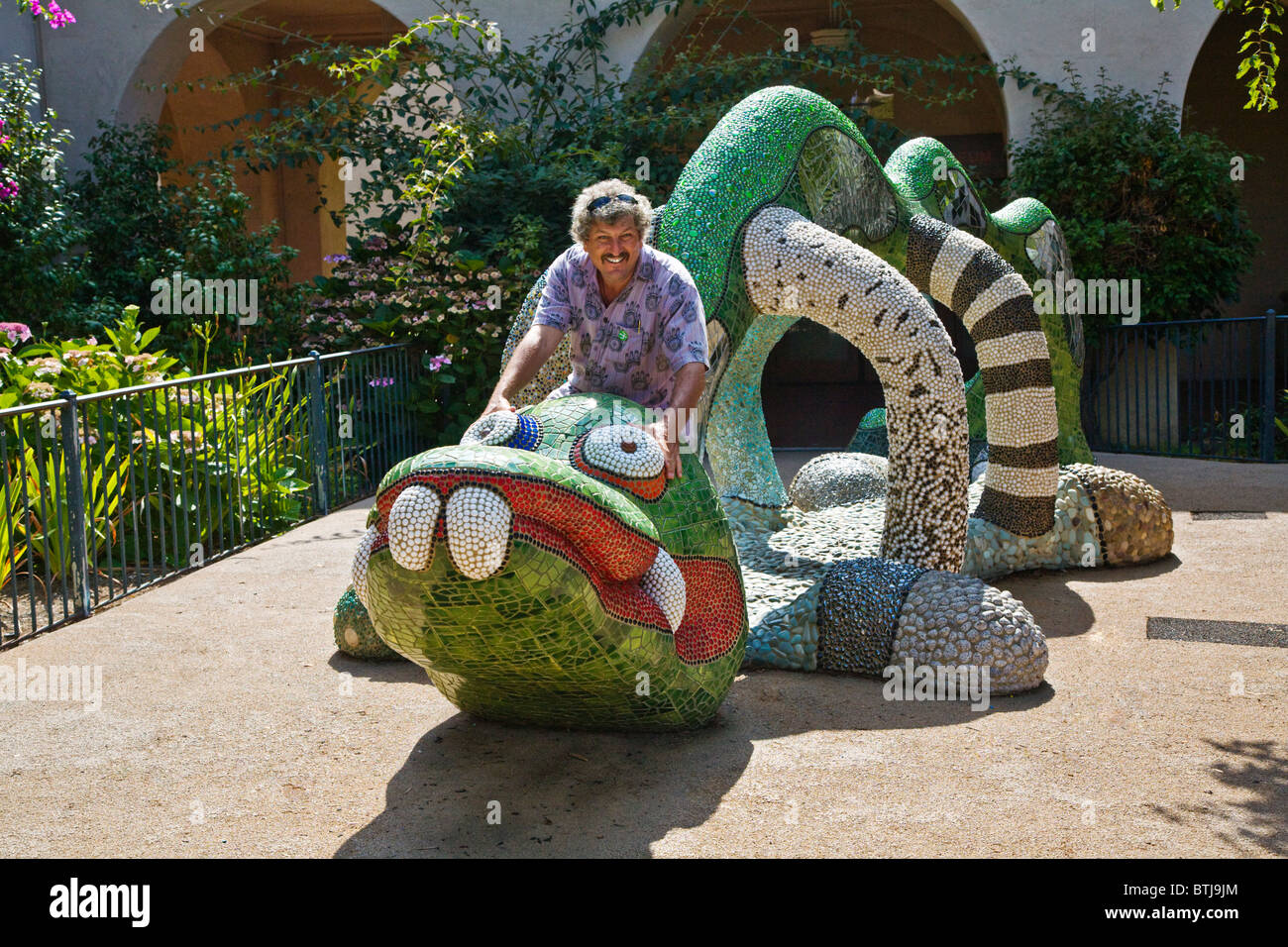 Craig Lovell siede su un drago scultura davanti al MINGEI MUSEO INTERNAZIONALE si trova in Balboa Park di San Diego, California Foto Stock