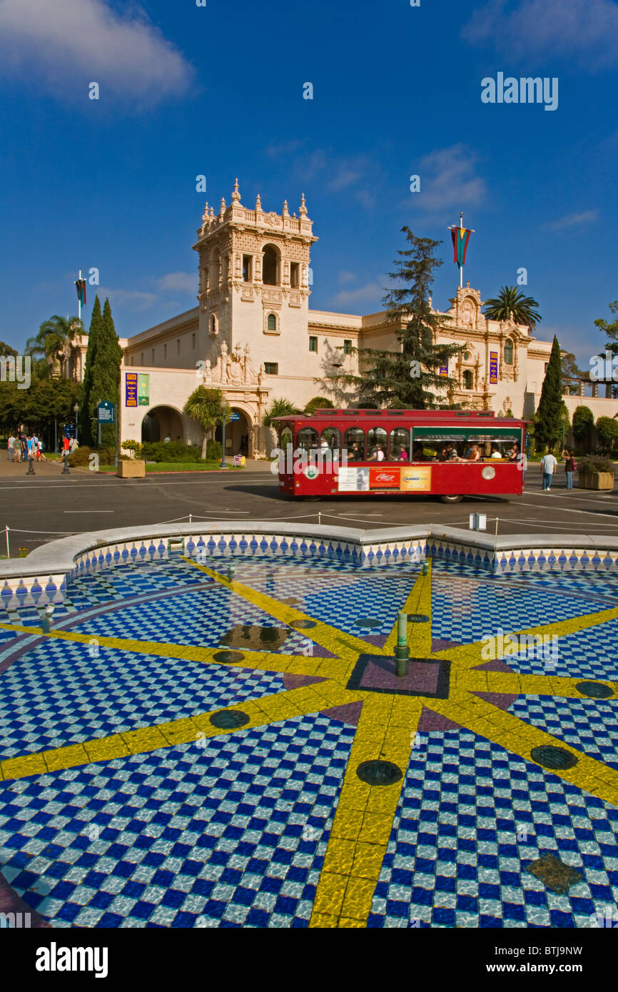 Una fontana di acqua e la casa di accoglienza si trova in Balboa Park - San Diego, California Foto Stock