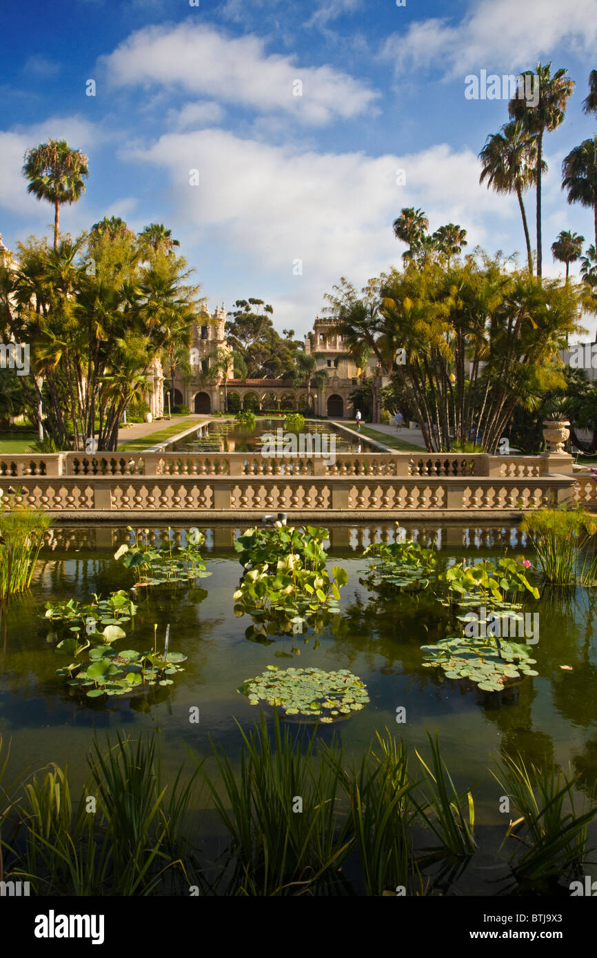 Il laghetto di gigli e CASA DEL BALBOA di Balboa Park - San Diego, California Foto Stock