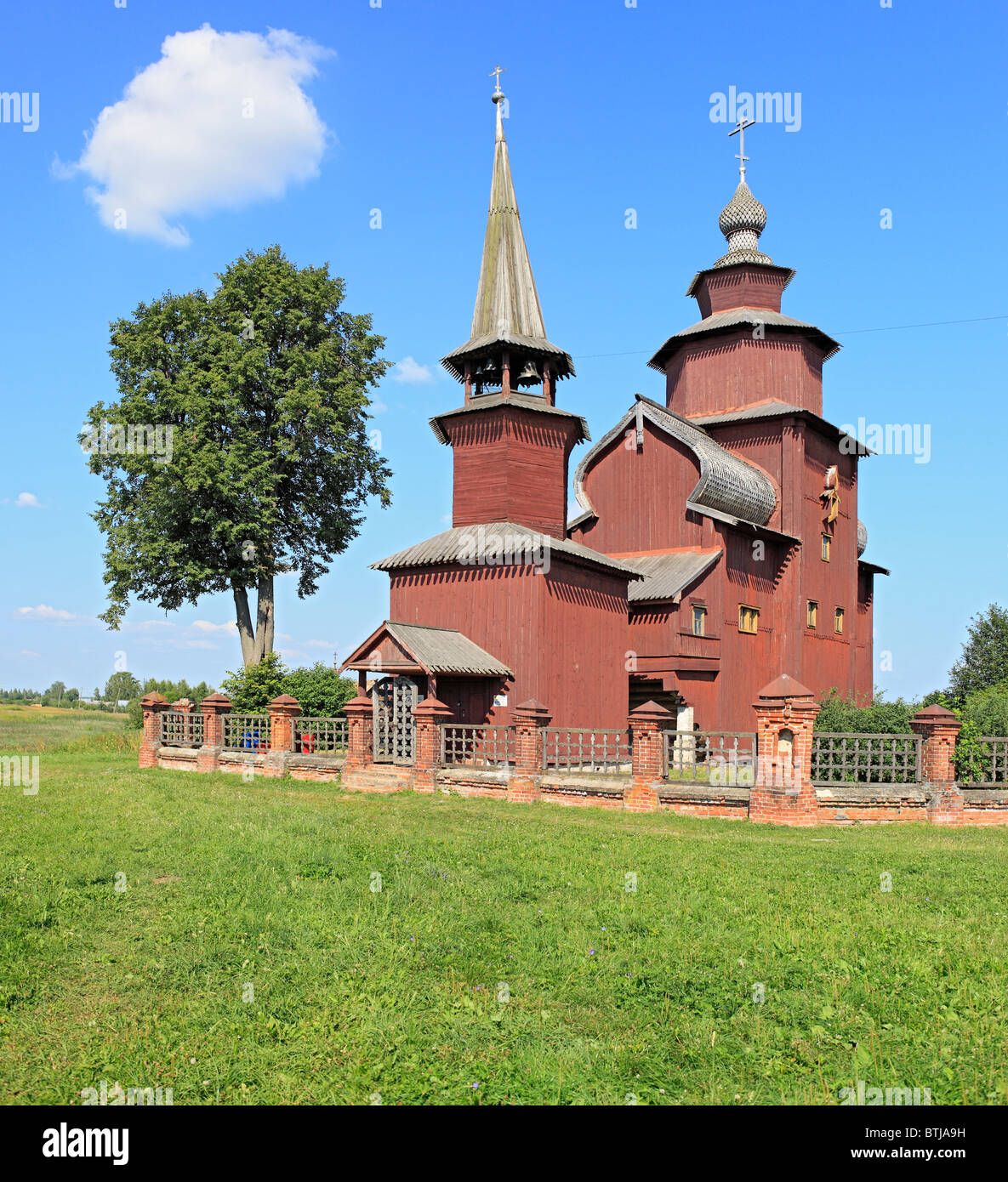 Chiesa in legno di San Giovanni il Teologo sul fiume Ishnya (1689), Rostòv Yaroslavl Regione, Russia Foto Stock