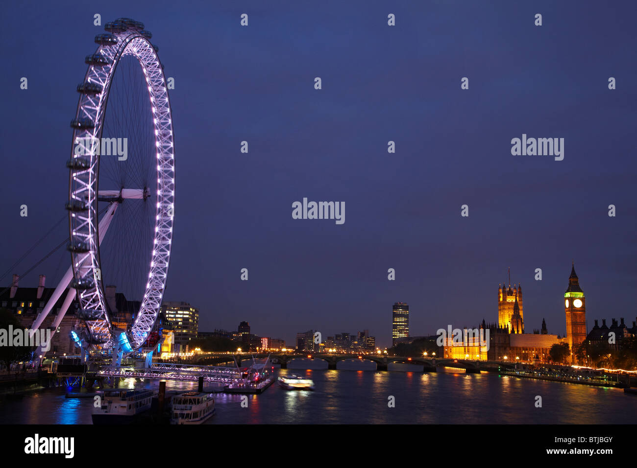 London Eye, il Parlamento, il Big Ben e il fiume Tamigi, London, England, Regno Unito Foto Stock