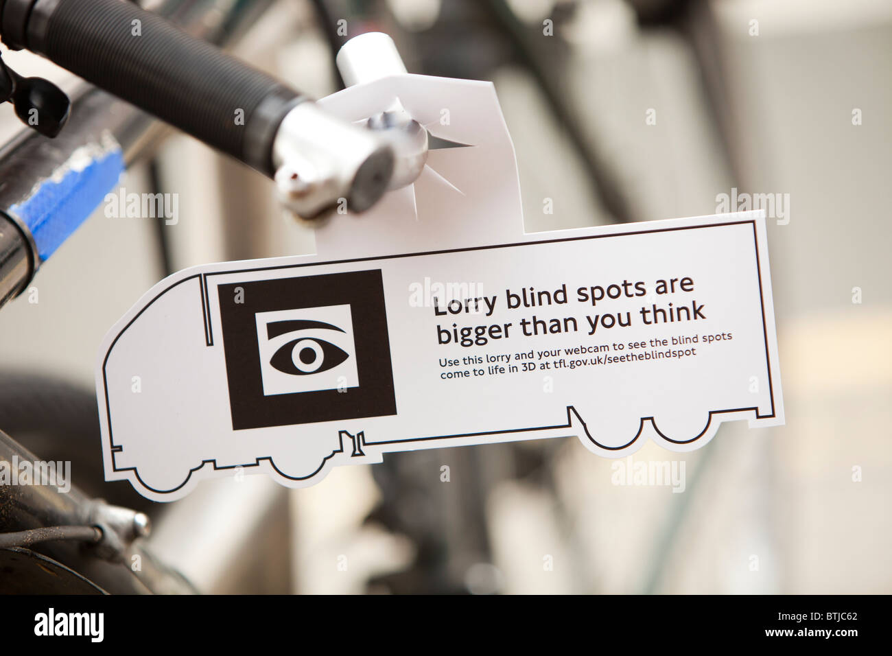 Una bicicletta iniziativa di sicurezza a Londra sottolineando i pericoli di impresa di autocarri in corrispondenza di una giunzione nei driver blind spot. Foto Stock