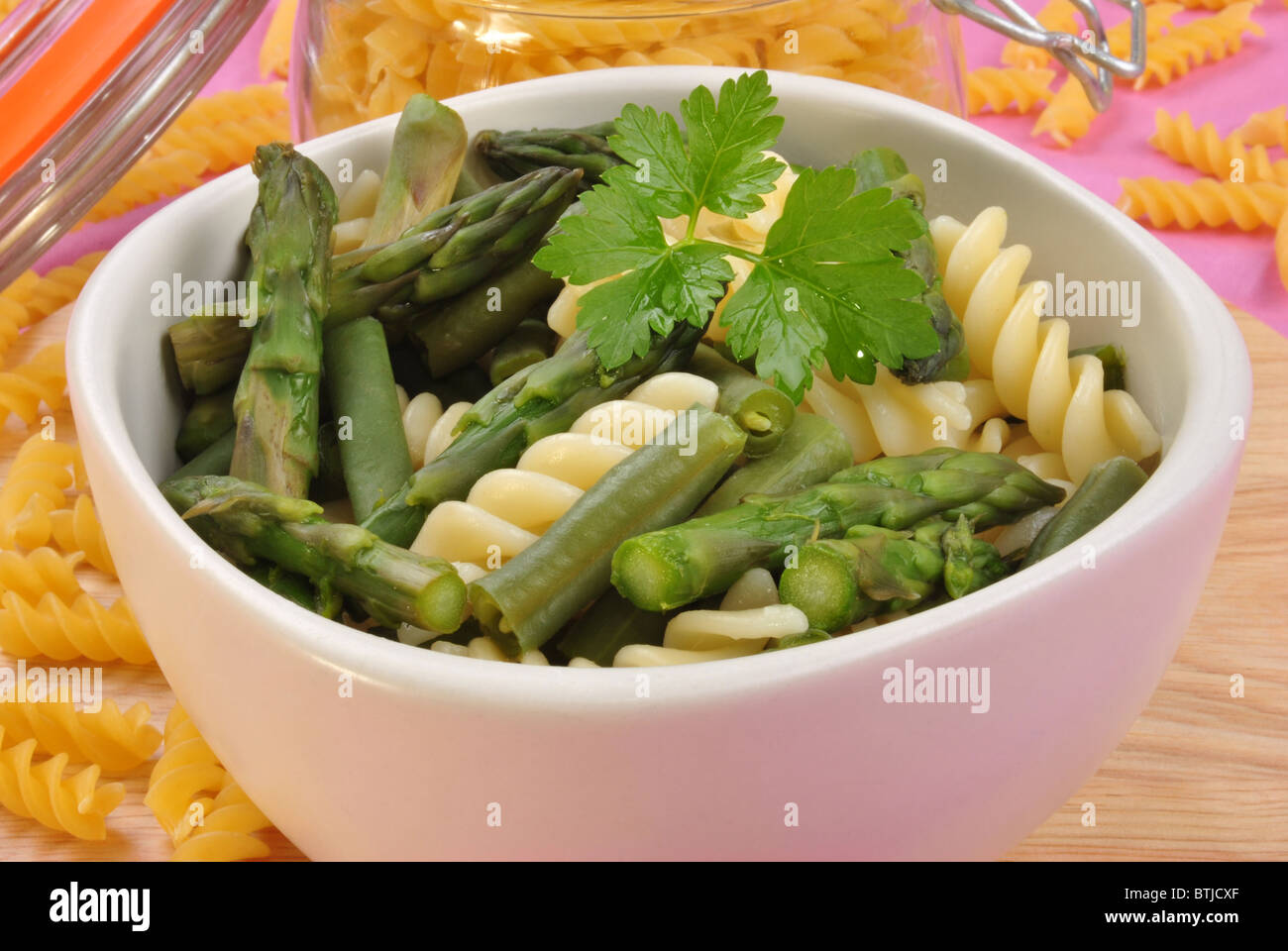 Alcuni freddo a base di noodle salat con verdura verde Foto Stock