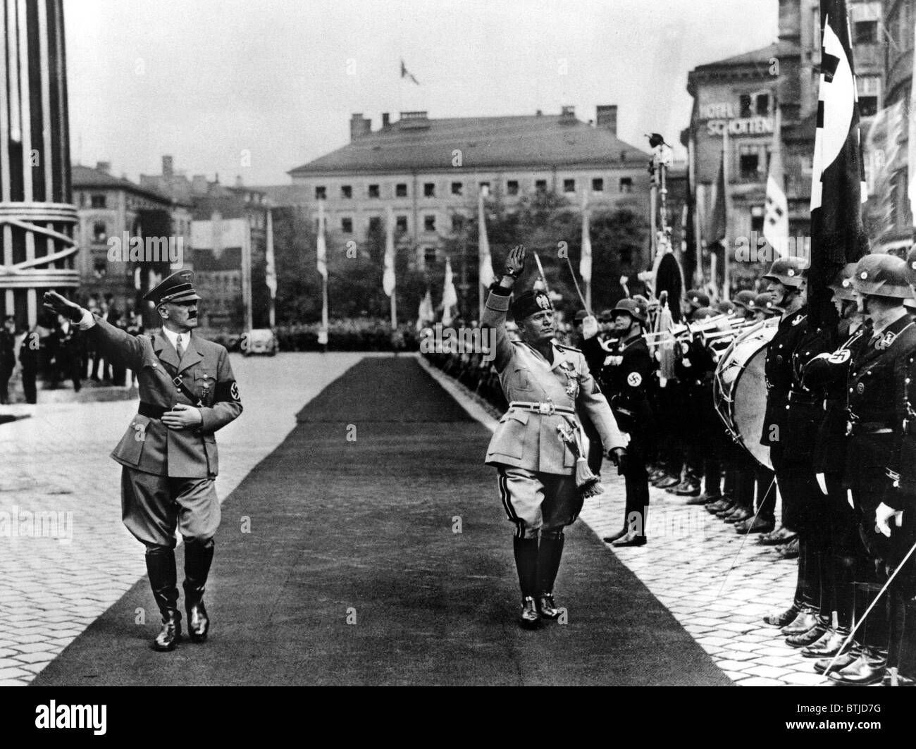 HITLER E Mussolini ispezionare una guardia d'onore a Monaco di Baviera, Germania 1937. Foto Stock