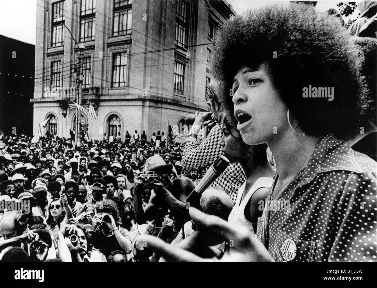 7/4/74--Raleigh, North Carolina: attivista nera Angela Davis risolve un rally stimato a 5 mila persone che hanno marciato attraverso il centro cittadino di rale Foto Stock