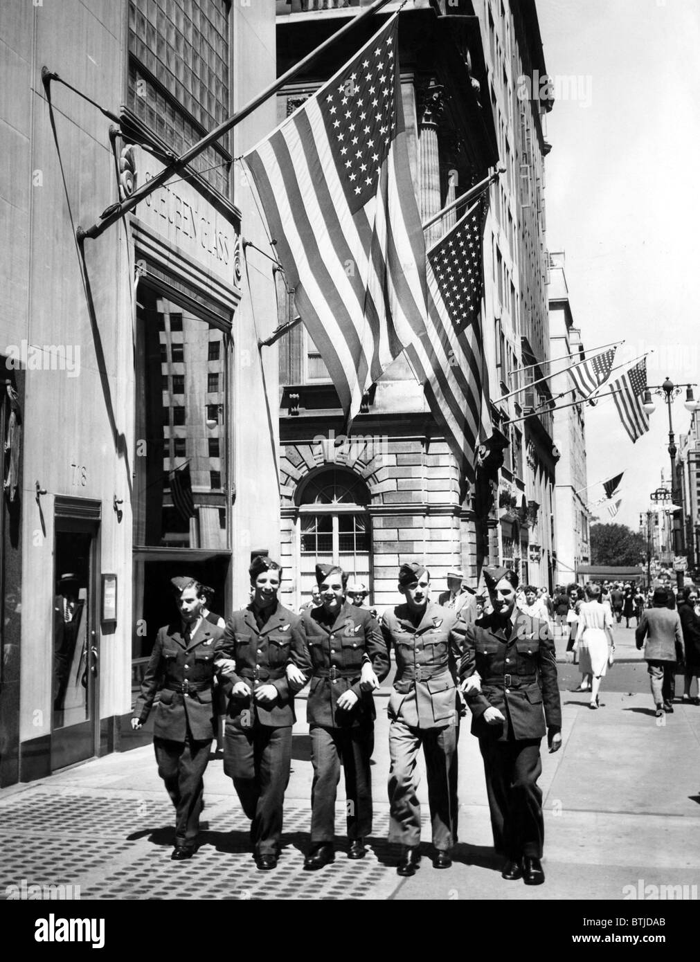 Gli uomini della Royal Air Force camminando per la Fifth Avenue a New York, celebrando la vittoria nella guerra mondiale II, 1945. Foto Stock
