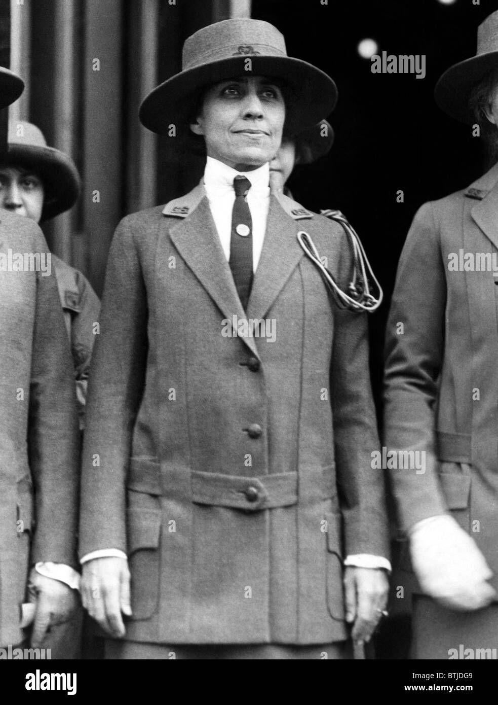 La First Lady grazia Coolidge a una ragazza scout è uniforme, 1925. La cortesia: Archivi CSU/Everett Collection Foto Stock