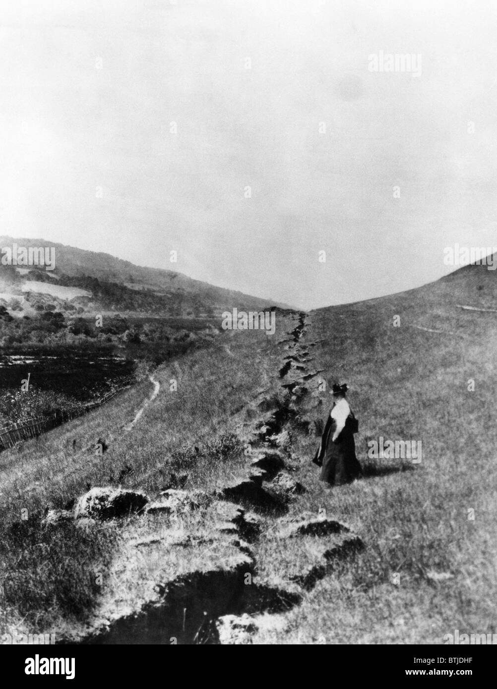 Il San Andreas anomalia in Olema, California dopo il terremoto del 1906. La cortesia: Archivi CSU/Everett Collection Foto Stock
