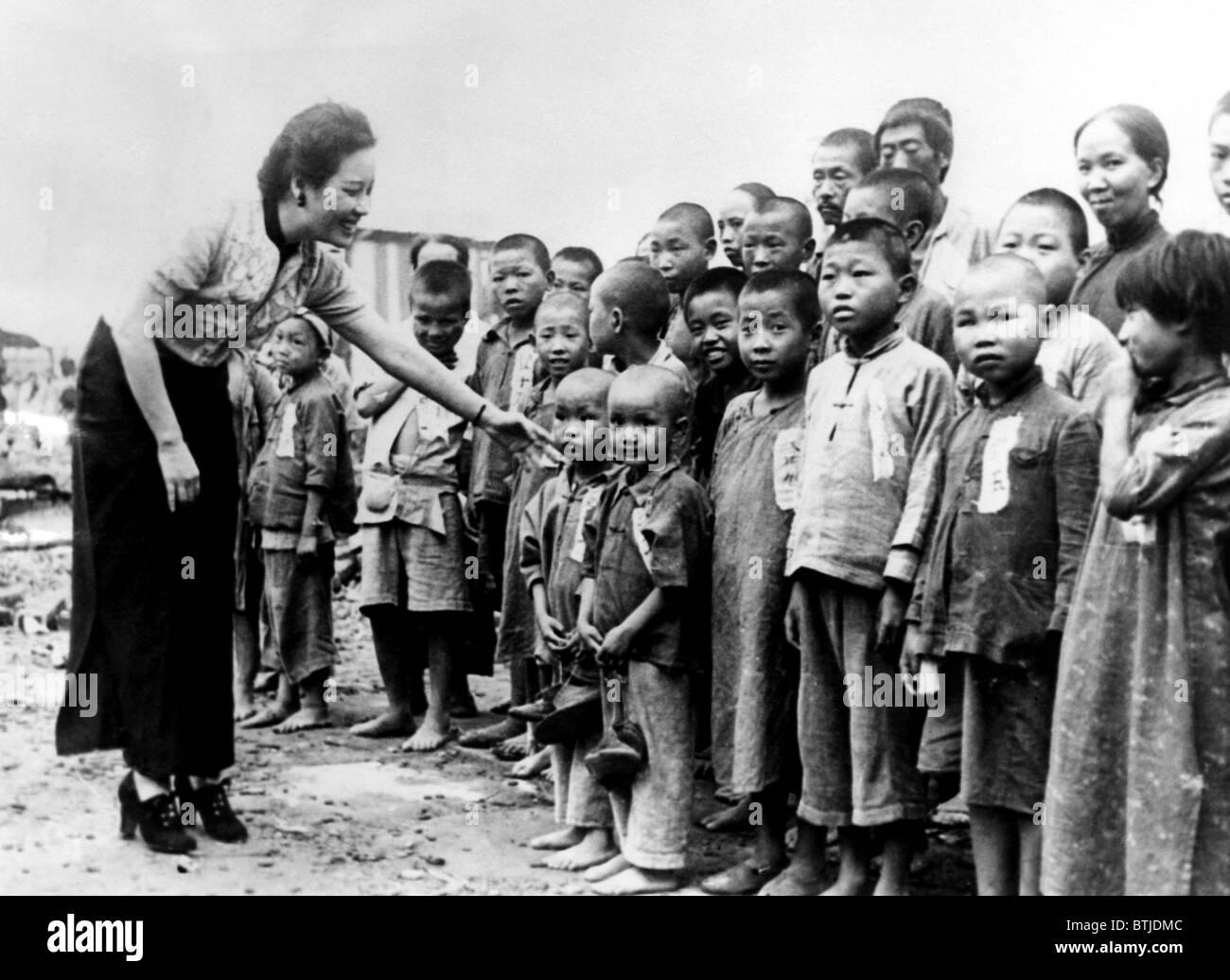 Soong Mei-ling, moglie del generale Chiang Kai-shek, accoglie alcune delle 200 orfani ha adottato in Chungking, Cina. I loro genitori w Foto Stock