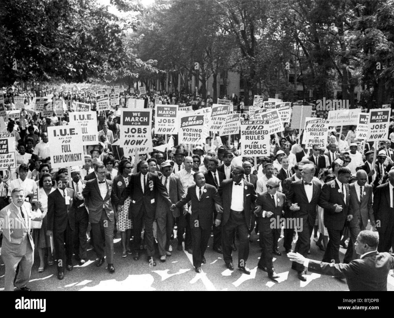 WASHINGTON, DC: i leader di marzo su Washington, bloccare le mani e braccia insieme come si muovono lungo la costituzione Ave, 28 agosto 1 Foto Stock