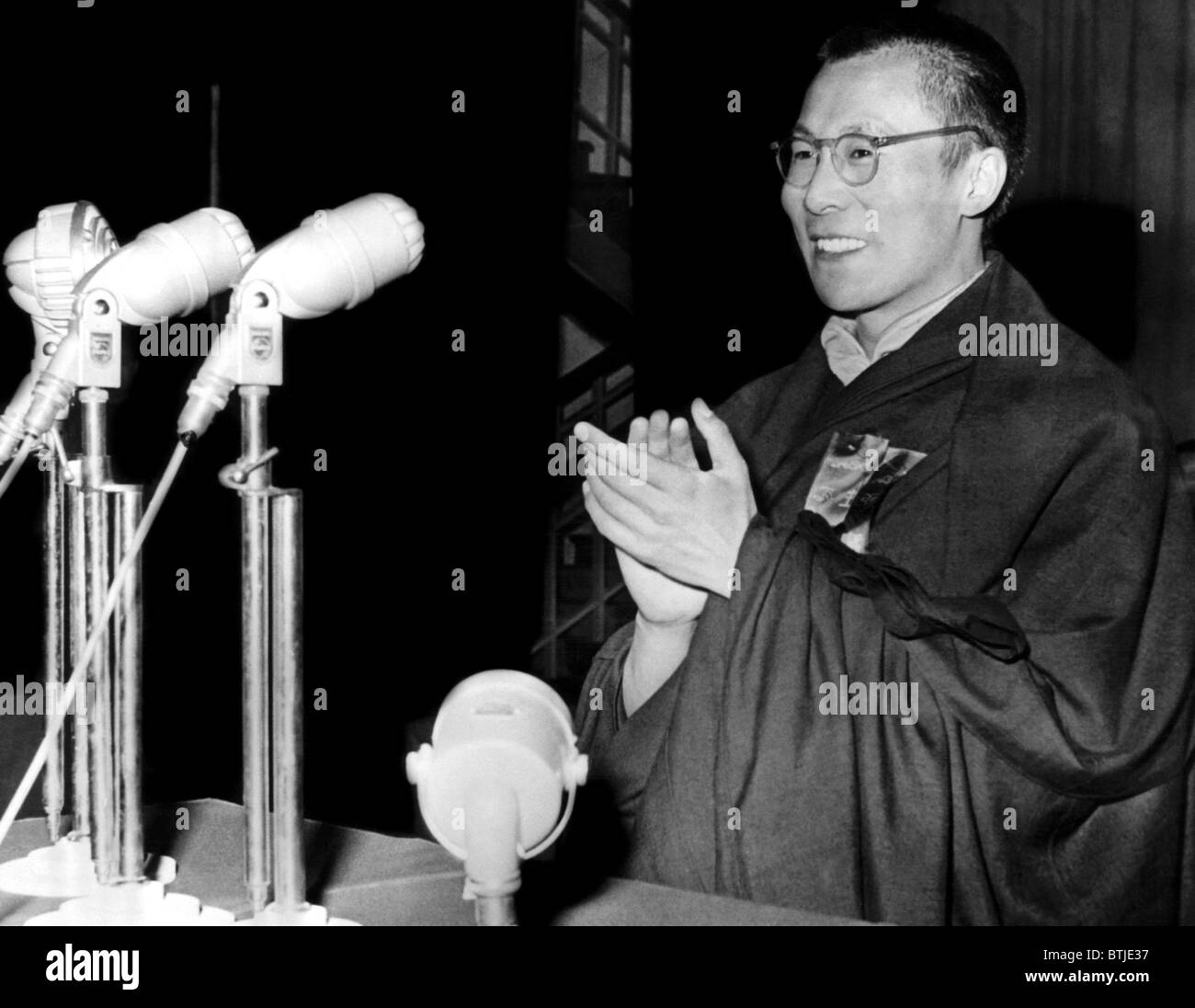 Il Dalai Lama si rivolge a un pubblico durante la cerimonia di inaugurazione del comitato preparatorio per la regione del Tibet, 1956 Foto Stock