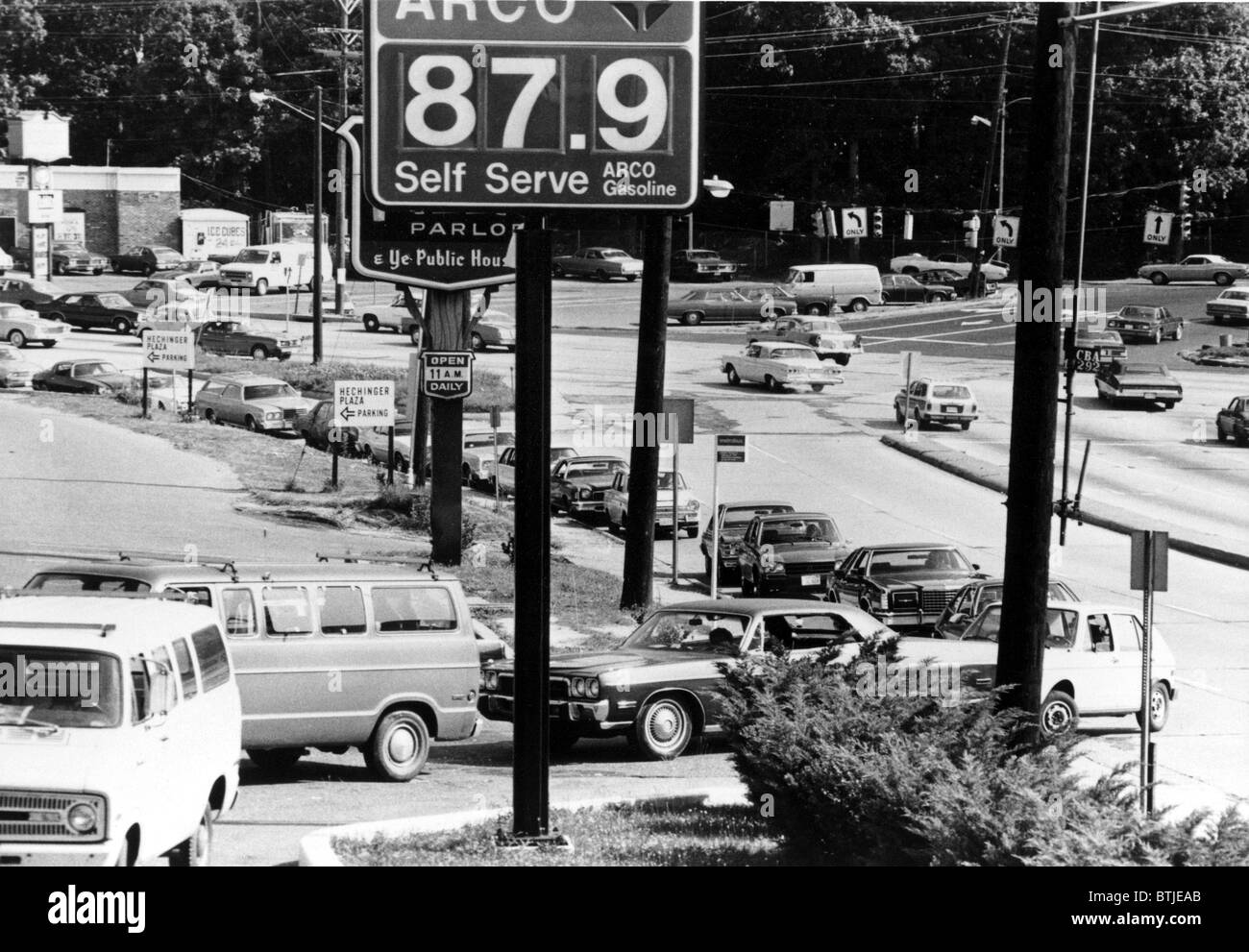 La carenza di gas-Cars attendere in una lunga linea in corrispondenza di una stazione di gas durante la penuria di gas. 1974 Foto Stock