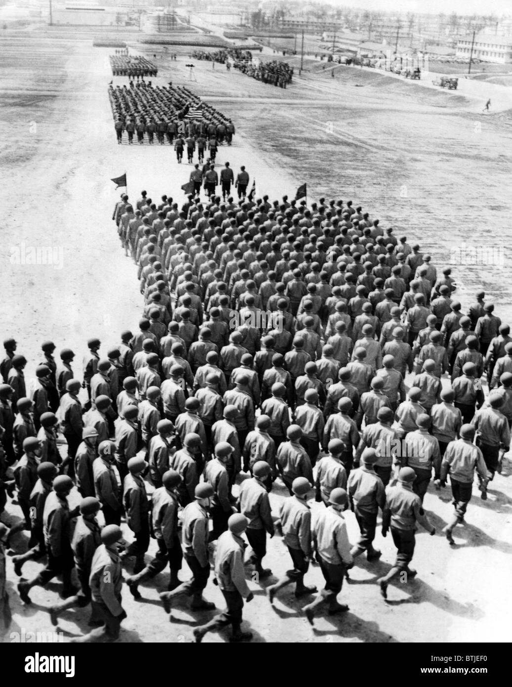 Truppe del nuovo 75a divisione di fanteria marzo sul campo di perforazione, Fort Leonard Wood, Missouri, 17 aprile 1943. Foto Stock