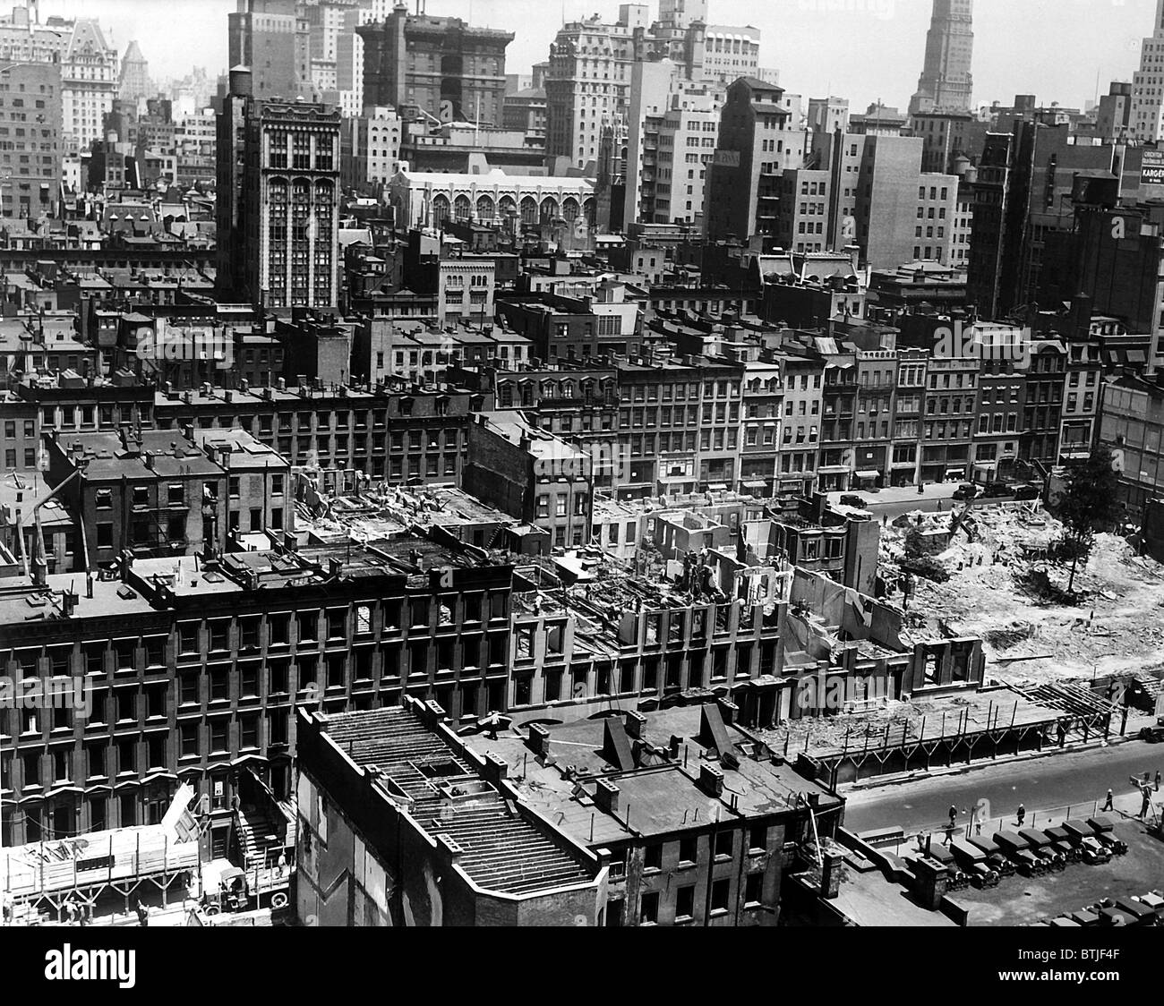 La città di New York, edifici costruiti nel 1800s Vengono demolite sulla quinta e sesta Avenue, tra la 48th & 51st St, per far strada a Radi Foto Stock