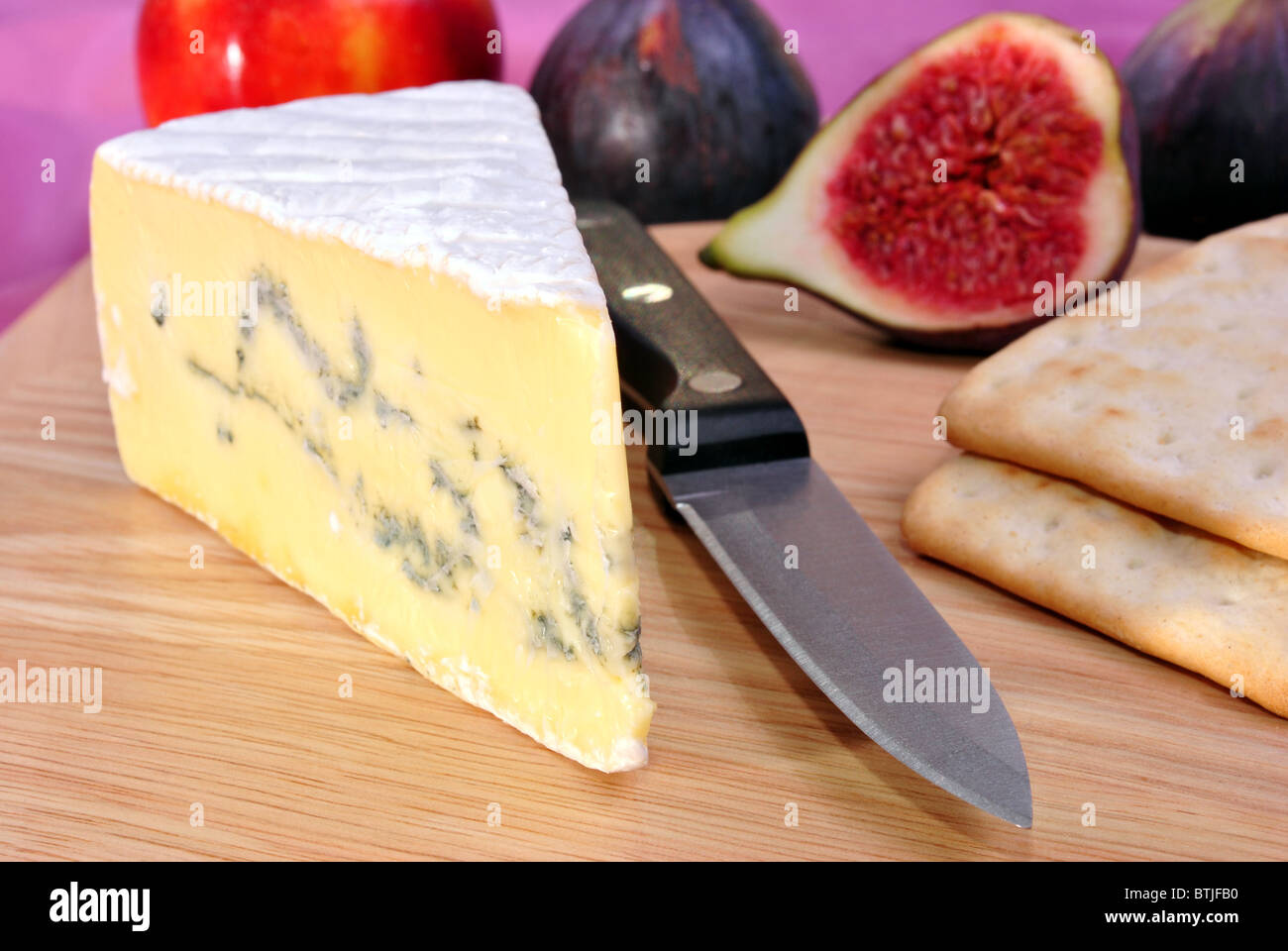 Scheda di legno con alcuni Formaggi a Muffa Blu Foto Stock