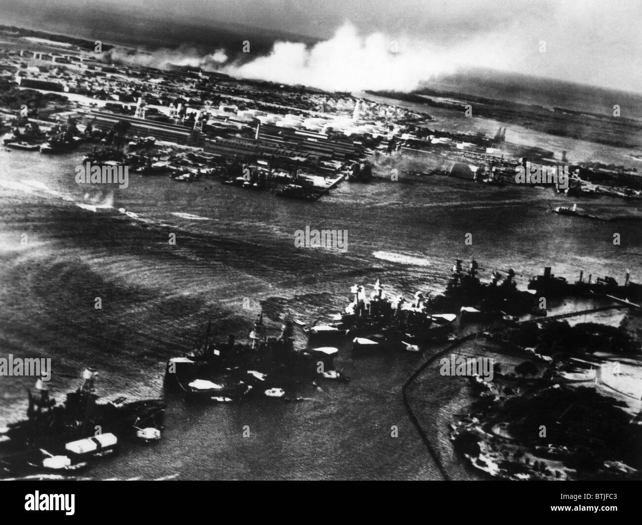 L'attacco giapponese a Pearl Harbor, come si vede dalla vista del giapponese, 7 dicembre 1941. Archivi CSU/cortesia Everett coll Foto Stock